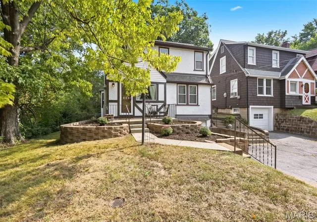 Photo 2 of Single family home for sale at 582 N Laclede Sta Rd, Saint Louis, MO 63119 | MLS# MIS26061930 | Listing updated on 2026-10-05