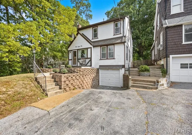 Photo 3 of Single family home for sale at 582 N Laclede Sta Rd, Saint Louis, MO 63119 | MLS# MIS26061930 | Listing updated on 2026-10-05
