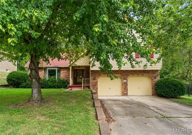 Photo 1 of Single family home for sale at 2 Ests View Dr, Fairview Heights, IL 62208 | MLS# MIS26061932 | Listing updated on 2026-10-02
