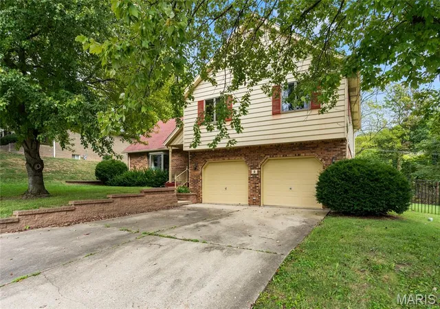 Photo 2 of Single family home for sale at 2 Ests View Dr, Fairview Heights, IL 62208 | MLS# MIS26061932 | Listing updated on 2026-10-02
