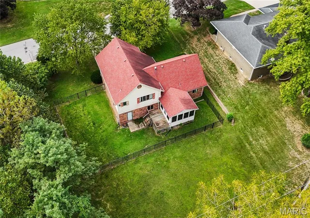 Photo 3 of Single family home for sale at 2 Ests View Dr, Fairview Heights, IL 62208 | MLS# MIS26061932 | Listing updated on 2026-10-02