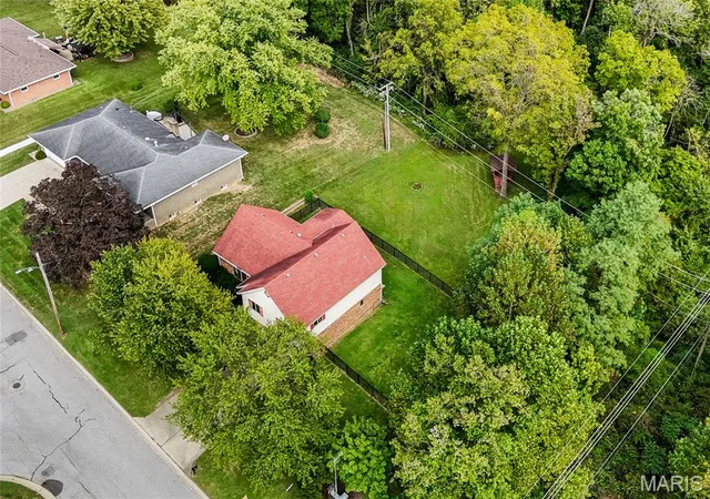Photo 4 of Single family home for sale at 2 Ests View Dr, Fairview Heights, IL 62208 | MLS# MIS26061932 | Listing updated on 2026-10-02
