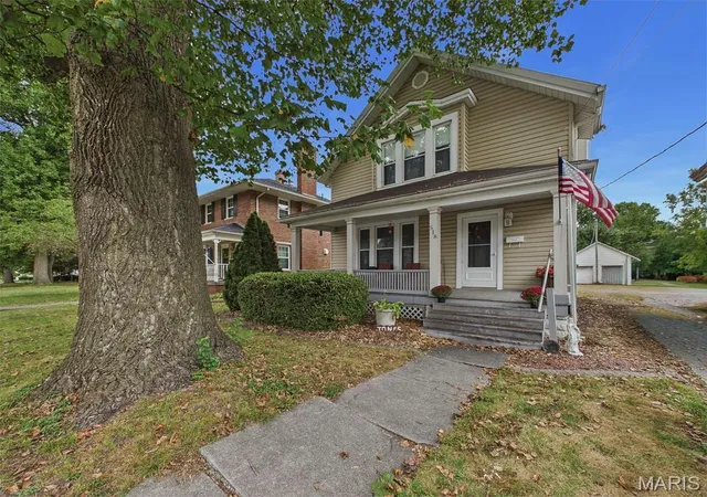 Single family home for sale at 518 W Pearl St, Jerseyville, IL 62052 | MLS# MIS26061933