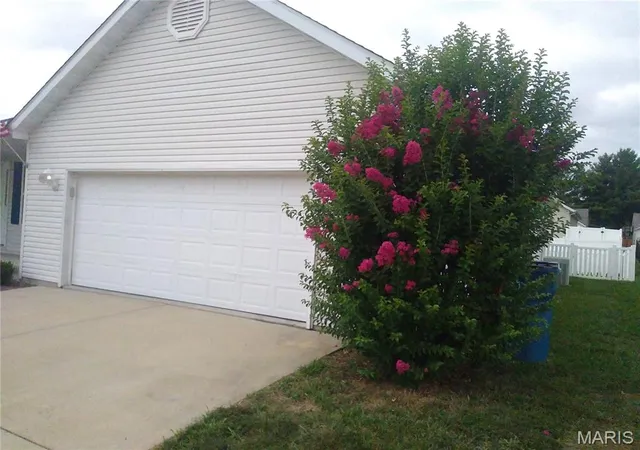 Photo 2 of Single family home for sale at 1452 Kingsley Dr, O Fallon, IL 62269 | MLS# MIS26061943 | Listing updated on 2026-09-25