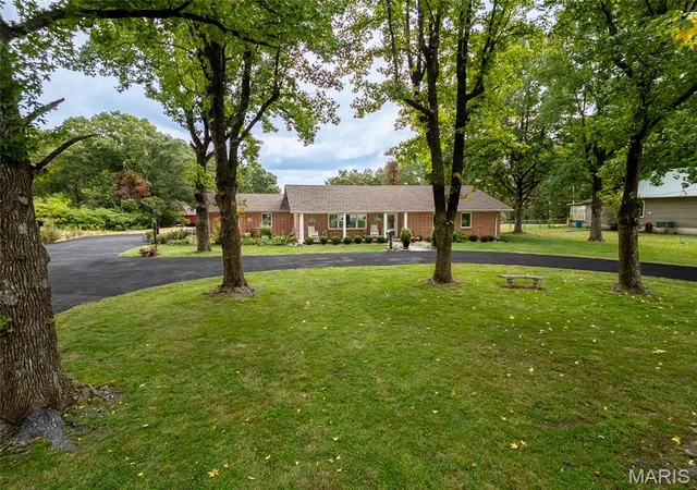 Photo 2 of Single family home for sale at 1004 S Jefferson St, Saint James, MO 65559 | MLS# MIS26061945 | Listing updated on 2026-09-29