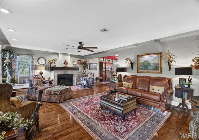 Photo 3 of Single family home for sale at 1004 S Jefferson St, Saint James, MO 65559 | MLS# MIS26061945 | Listing updated on 2026-09-29