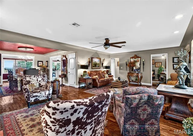 Photo 3 of Single family home for sale at 1004 S Jefferson St, Saint James, MO 65559 | MLS# MIS26061945 | Listing updated on 2026-09-29