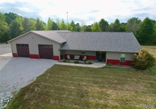 Single family home for sale at 23757 N Carpenter Ln, Centralia, IL 62801 | MLS# MIS26061953