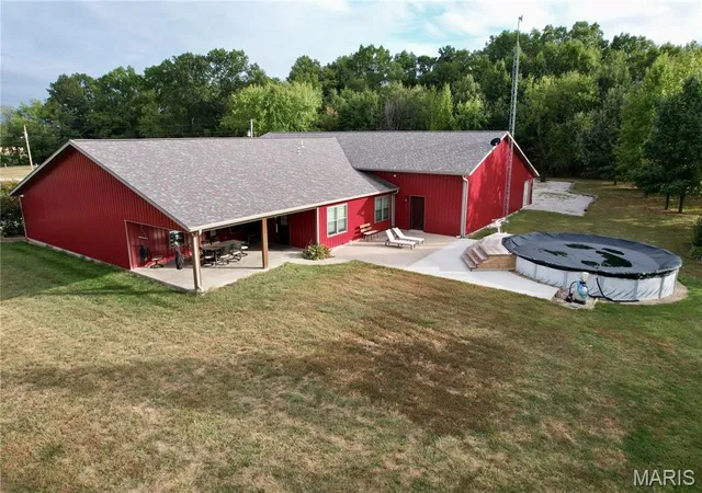 Photo 3 of Single family home for sale at 23757 N Carpenter Ln, Centralia, IL 62801 | MLS# MIS26061953 | Listing updated on 2026-09-27