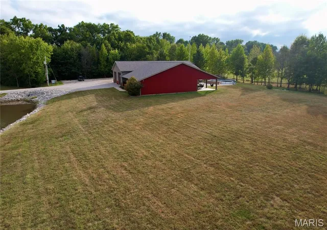 Photo 4 of Single family home for sale at 23757 N Carpenter Ln, Centralia, IL 62801 | MLS# MIS26061953 | Listing updated on 2026-09-27