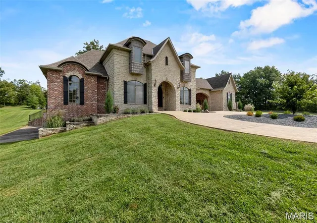 Photo 3 of Sale Pending at 499 Mossy Oak Ridge, Cape Girardeau, MO 63701 | MLS# MIS26061965 | Listing updated on 2026-10-06