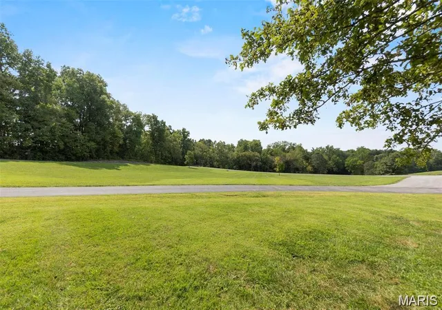 Photo 3 of Sale Pending at 499 Mossy Oak Ridge, Cape Girardeau, MO 63701 | MLS# MIS26061965 | Listing updated on 2026-10-06