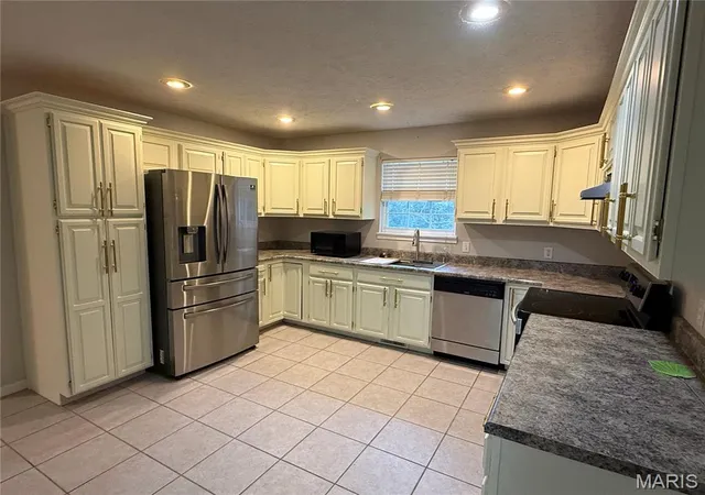 Photo 3 of Single family home for sale at 10780 Austin Ln, Plato, MO 65552 | MLS# MIS26061972 | Listing updated on 2026-10-07
