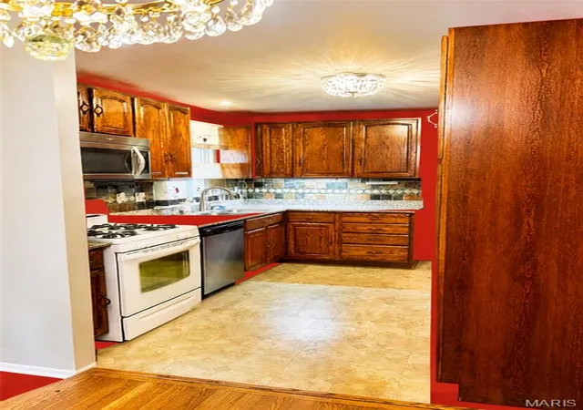 Photo 4 of Sale Pending at 2 Smoke Tree Dr, Fenton, MO 63026 | MLS# MIS26061991 | Listing updated on 2026-10-01