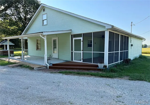 Photo 3 of Single family home for sale at 5059 Smith Dr, Edwardsville, IL 62025 | MLS# MIS26061992 | Listing updated on 2026-09-25