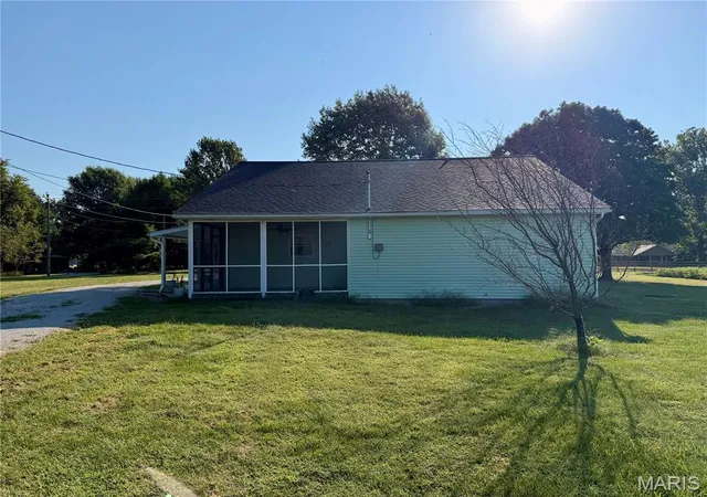 Photo 3 of Single family home for sale at 5059 Smith Dr, Edwardsville, IL 62025 | MLS# MIS26061992 | Listing updated on 2026-09-25