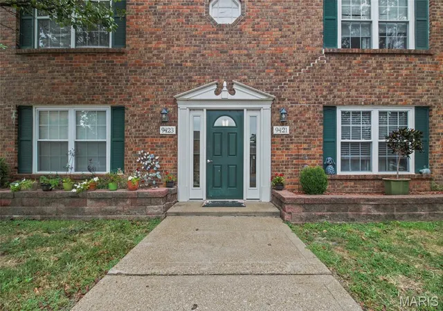 Photo 2 of Sale Pending at 9421 Green Park Gdns Dr #C, Saint Louis, MO 63123 | MLS# MIS26061995 | Listing updated on 2026-10-06