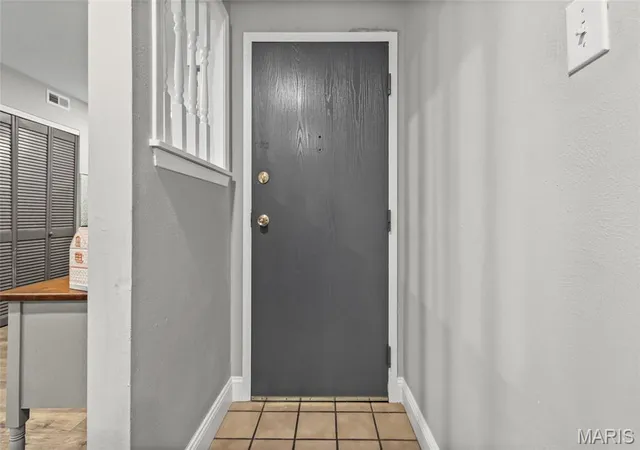 Listing Photo 5 - Condo for sale in building located at 9421 Grn Park Gdns Dr, Saint Louis, MO 63123 - Unit #C