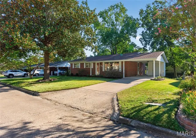 Photo 2 of Sale Pending at 1534 N Henderson St, Cape Girardeau, MO 63701 | MLS# MIS26062010 | Listing updated on 2026-10-03