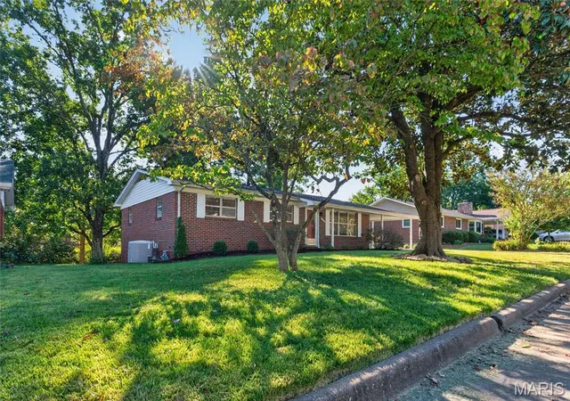 Photo 3 of Sale Pending at 1534 N Henderson St, Cape Girardeau, MO 63701 | MLS# MIS26062010 | Listing updated on 2026-10-03