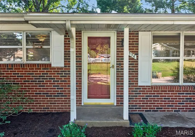 Photo 3 of Sale Pending at 1534 N Henderson St, Cape Girardeau, MO 63701 | MLS# MIS26062010 | Listing updated on 2026-10-03