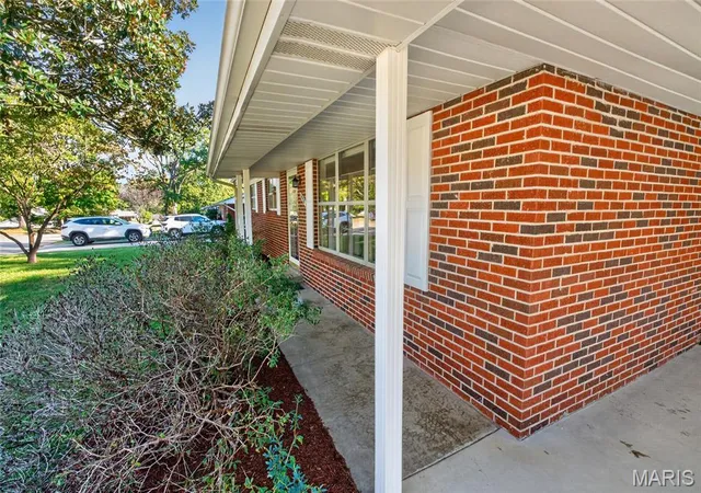 Photo 4 of Sale Pending at 1534 N Henderson St, Cape Girardeau, MO 63701 | MLS# MIS26062010 | Listing updated on 2026-10-03