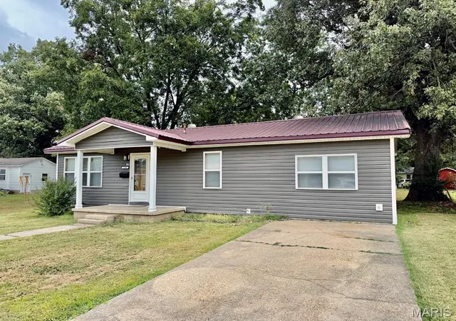 Photo 2 of Single family home for sale at 328 W Oak St, Dexter, MO 63841 | MLS# MIS26062019 | Listing updated on 2026-09-25