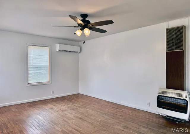 Photo 3 of Single family home for sale at 328 W Oak St, Dexter, MO 63841 | MLS# MIS26062019 | Listing updated on 2026-09-25