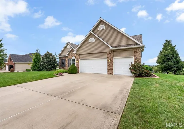 Photo 3 of Single family home for sale at 831 Autumn Rise, Columbia, IL 62236 | MLS# MIS26062020 | Listing updated on 2026-10-21