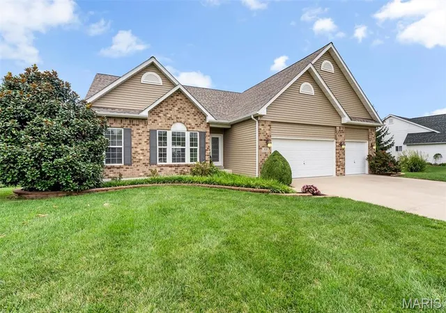 Photo 4 of Single family home for sale at 831 Autumn Rise, Columbia, IL 62236 | MLS# MIS26062020 | Listing updated on 2026-10-21