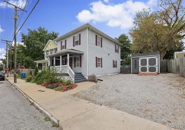 Photo 2 of Single family home for sale at 810 Liberty St, Alton, IL 62002 | MLS# MIS26062022 | Listing updated on 2026-10-07