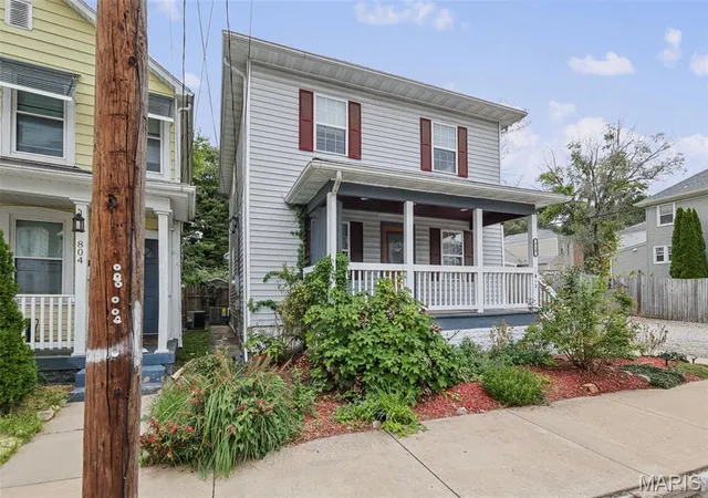 Photo 3 of Single family home for sale at 810 Liberty St, Alton, IL 62002 | MLS# MIS26062022 | Listing updated on 2026-10-07
