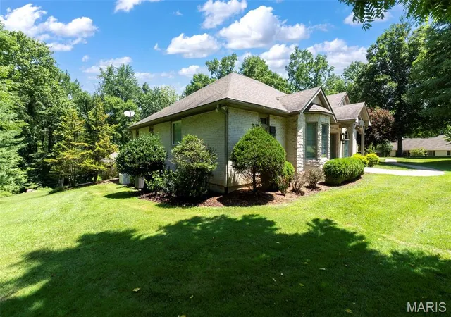 Photo 3 of Sale Pending at 393 Kensington Ln, Cape Girardeau, MO 63701 | MLS# MIS26062040 | Listing updated on 2026-10-06