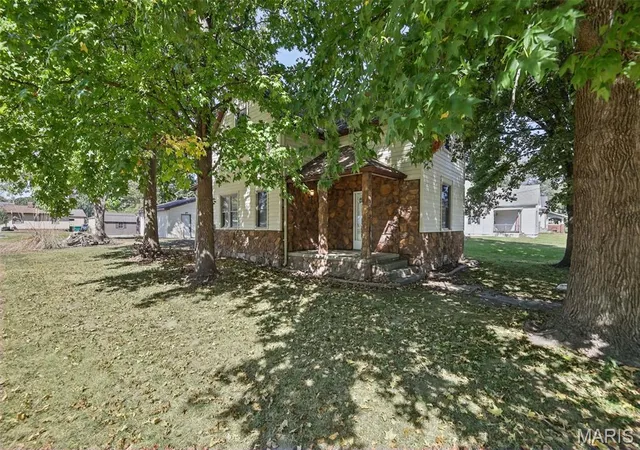 Photo 1 of Single family home for sale at 305 N Main St, Lenzburg, IL 62255 | MLS# MIS26062041 | Listing updated on 2026-09-30