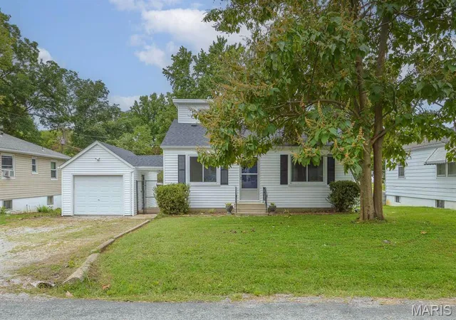 Photo 1 of Single family home for sale at 2320 Meadow Dr, Belleville, IL 62226 | MLS# MIS26062047 | Listing updated on 2026-09-30