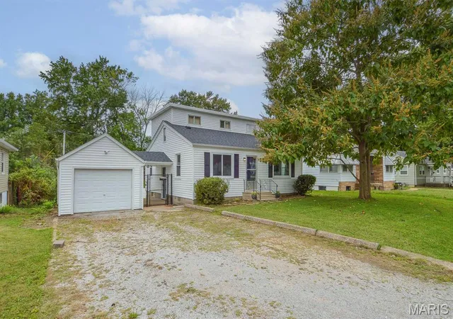 Photo 2 of Single family home for sale at 2320 Meadow Dr, Belleville, IL 62226 | MLS# MIS26062047 | Listing updated on 2026-09-30