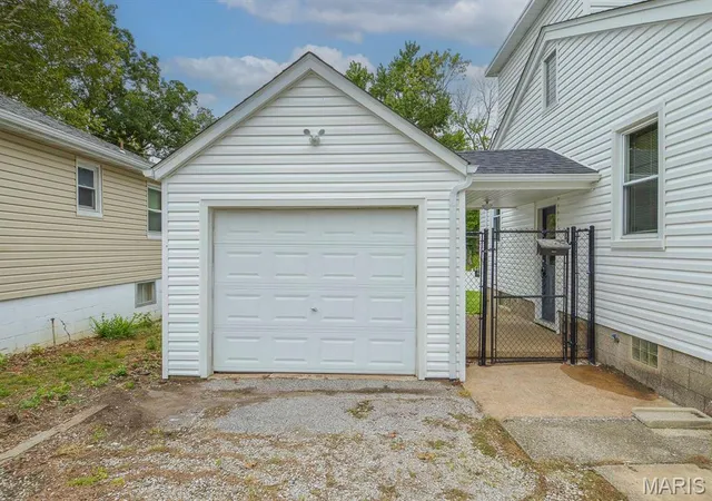 Photo 3 of Single family home for sale at 2320 Meadow Dr, Belleville, IL 62226 | MLS# MIS26062047 | Listing updated on 2026-09-30