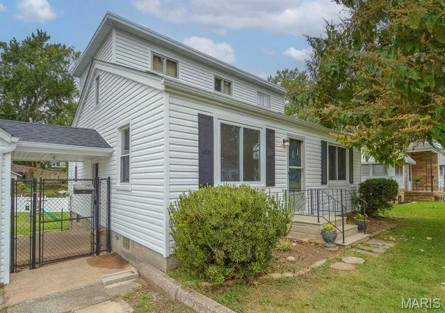 Photo 3 of Single family home for sale at 2320 Meadow Dr, Belleville, IL 62226 | MLS# MIS26062047 | Listing updated on 2026-09-30