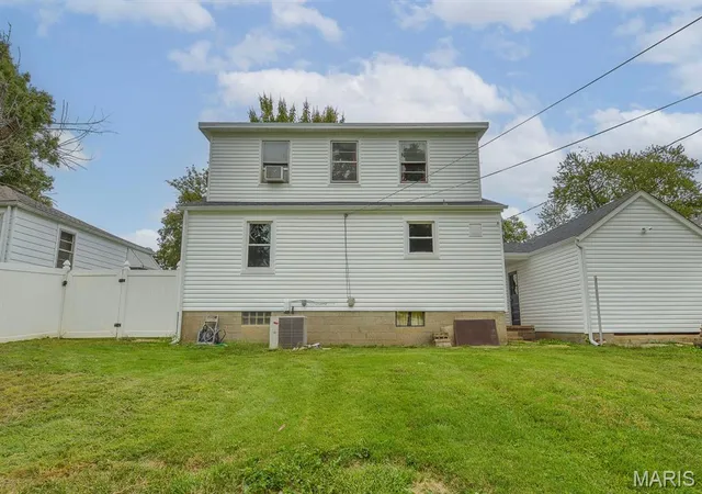 Photo 4 of Single family home for sale at 2320 Meadow Dr, Belleville, IL 62226 | MLS# MIS26062047 | Listing updated on 2026-09-30
