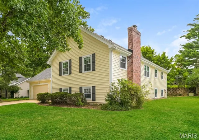 Photo 2 of Single family home for sale at 15027 Isleview Dr, Chesterfield, MO 63017 | MLS# MIS26062051 | Listing updated on 2026-09-28