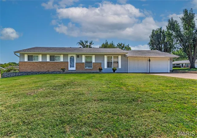 Photo 1 of Sale Pending at 4322 Heinle Dr, Saint Louis, MO 63129 | MLS# MIS26062059 | Listing updated on 2026-10-04