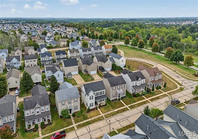 Photo 4 of Sale Pending at 1008 Glengarry Dr, Wentzville, MO 63385 | MLS# MIS26062061 | Listing updated on 2026-10-05