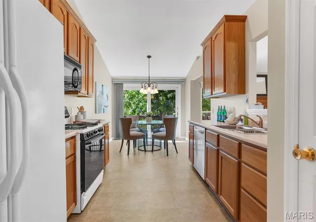 Listing Photo 4 - Condo for sale in building located at 18 Country Blf Ct, Saint Charles, MO 63301