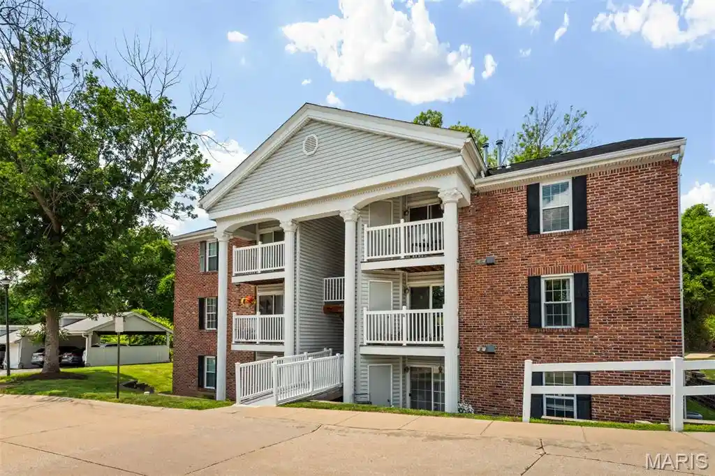 Listing Photo 2 - Condo for sale in 1961 Marine Ter Dr located at 1961 Marine Ter Dr, Maryland Heights, MO 63146 - Unit 1961 Marine Ter Dr
