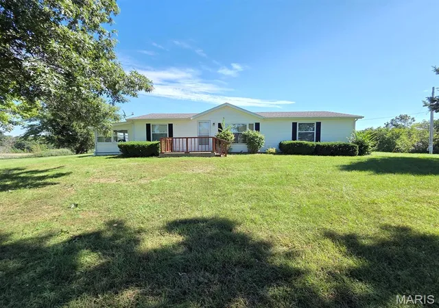 Photo 3 of Manufactured home for sale at 31718 Casino Dr, Canton, MO 63435 | MLS# MIS26062083 | Listing updated on 2026-09-30