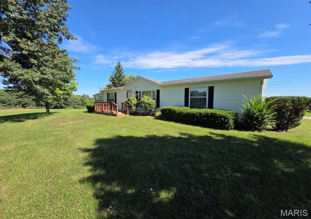 Photo 3 of Manufactured home for sale at 31718 Casino Dr, Canton, MO 63435 | MLS# MIS26062083 | Listing updated on 2026-09-30