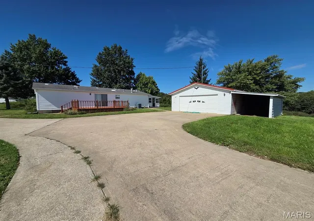 Photo 4 of Manufactured home for sale at 31718 Casino Dr, Canton, MO 63435 | MLS# MIS26062083 | Listing updated on 2026-09-30