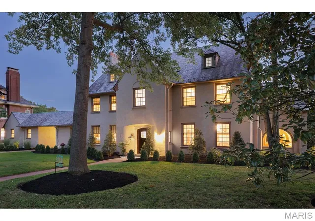 Photo 3 of Sale Pending at 6470 Ellenwood Ave, Saint Louis, MO 63105 | MLS# MIS26062084 | Listing updated on 2026-10-19