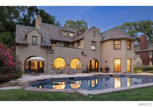 Photo 3 of Sale Pending at 6470 Ellenwood Ave, Saint Louis, MO 63105 | MLS# MIS26062084 | Listing updated on 2026-10-19