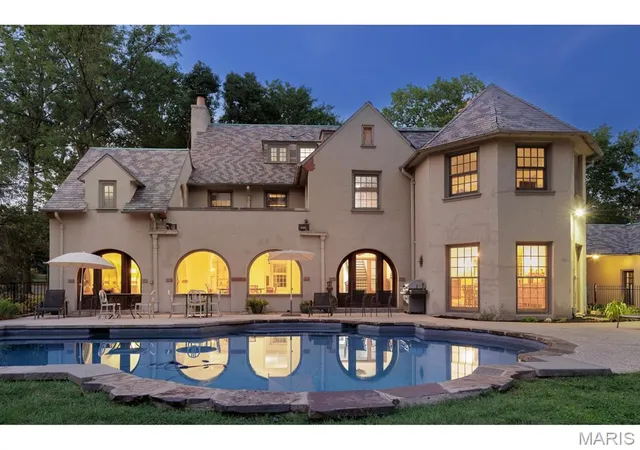 Photo 4 of Sale Pending at 6470 Ellenwood Ave, Saint Louis, MO 63105 | MLS# MIS26062084 | Listing updated on 2026-10-19